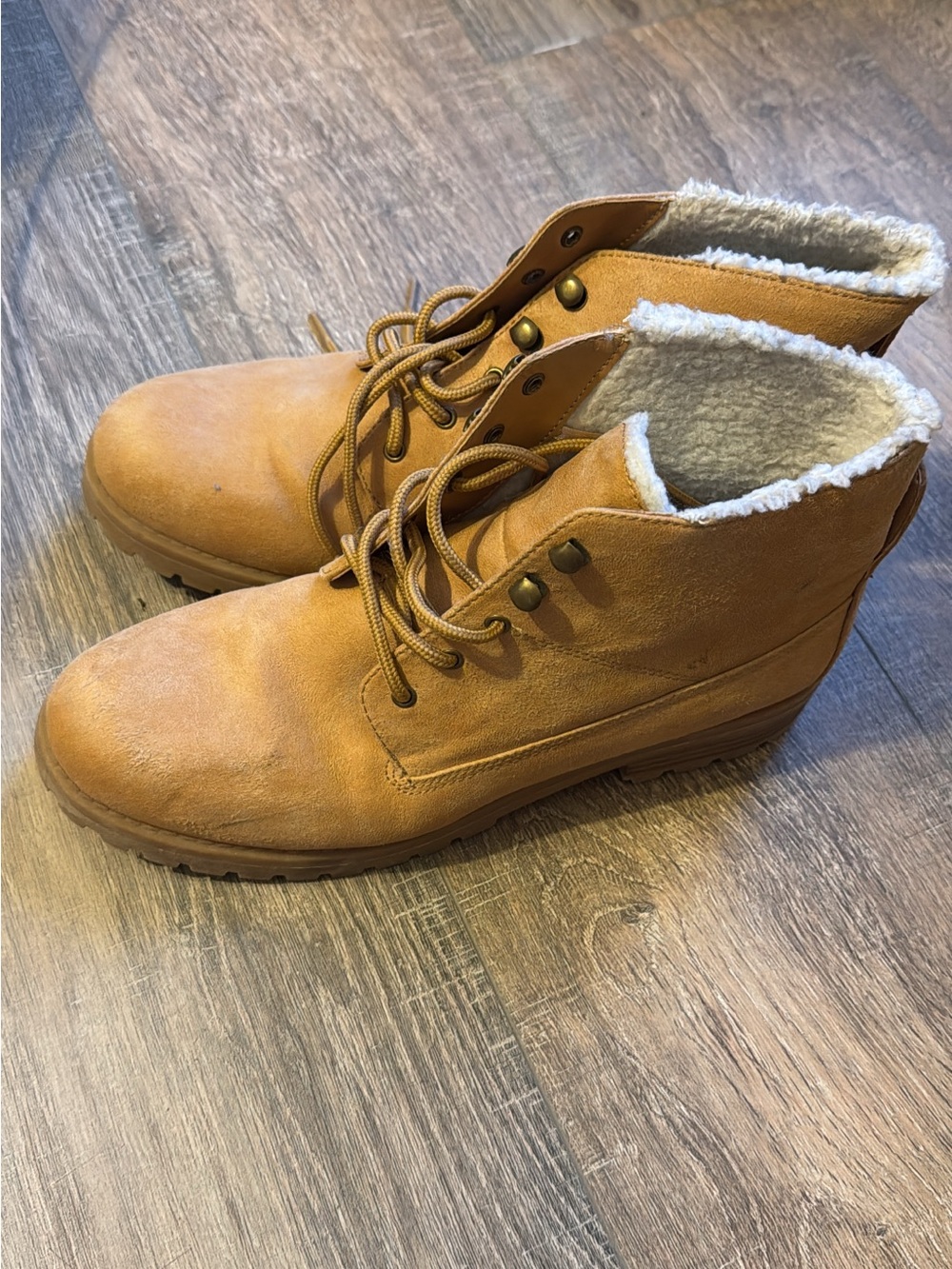 Women’s Lace-Up Ankle Boots with Sherpa Lining in Tan